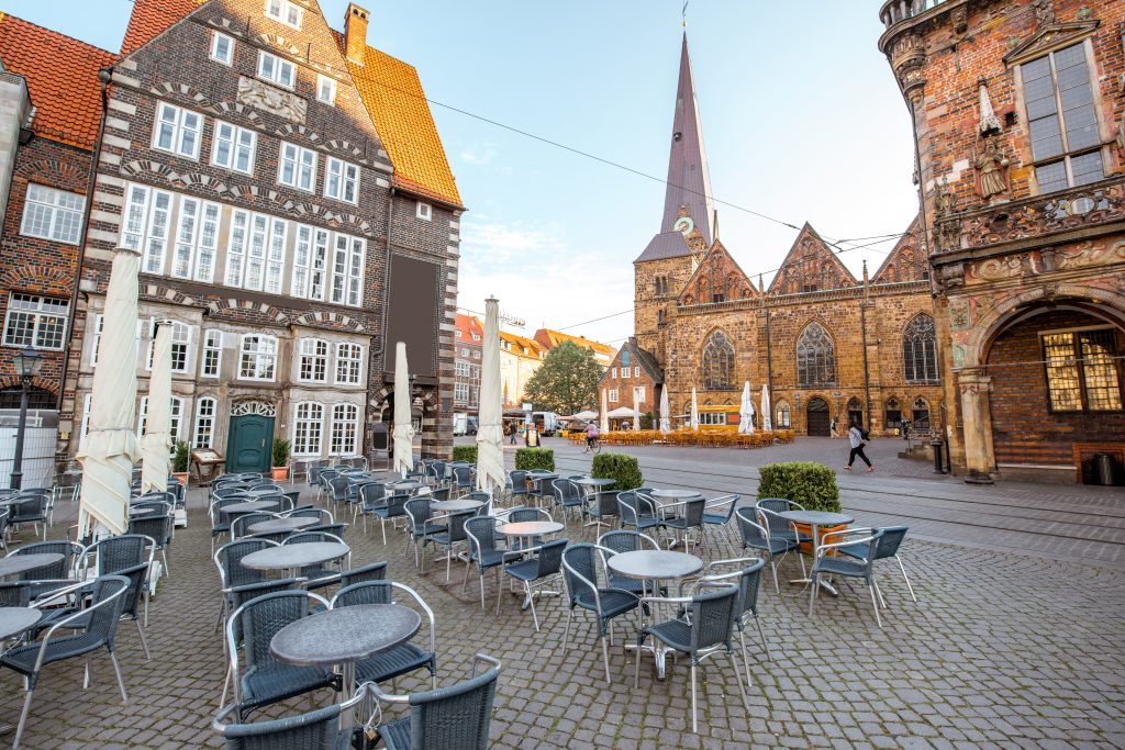 Porträt von der Bremer Innenstadt. Zu sehen sind Tische mit Stühlen eines Restaurants.
